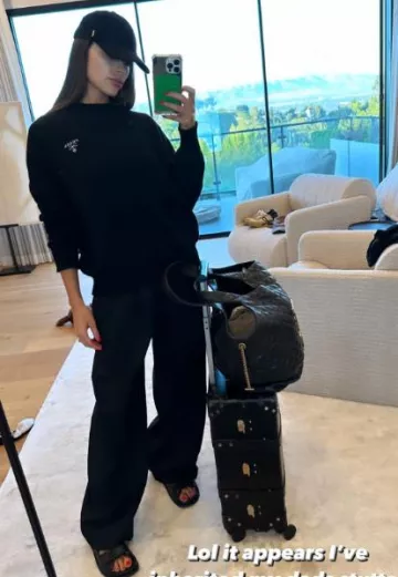 Casquette de baseball Saint Laurent Cassandre en feutre portée par Olivia Culpo sur sa story Instagram le 7 octobre 2023