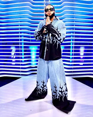 Vetements Blue Denim & Black Flame Print Shirt porté par El Alfa sur le compte Instagram @elalfaeljefe