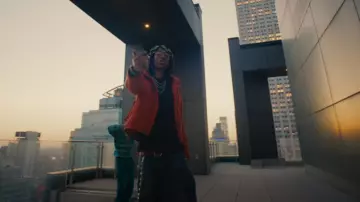 Marithe François Girbaud Chaqueta de plumón con capucha mohawk de piel roja usada por Lil Tecca en Yves (Video oficial)