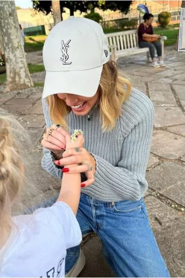 Gorra Saint Laurent New Era Ysl Monogram usada por Chiara Ferragni en su publicación de Instagram el 6 de octubre de 2023