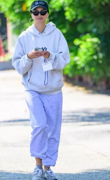 Baskets New Balance 574 portées par Emily Ratajkowski à New York le 3 octobre 2023