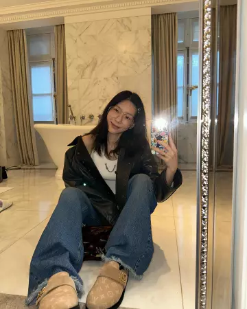 Louis Vuitton Lv Cosy Flat Comfort Zueco usado por Taeyeon en su publicación de Instagram el 3 de octubre de 2023