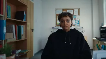H&M Reg­u­lar Fit Hood­ie worn by Mia Polanco (Sophie Wilde) as seen in Everything Now (S01E02)
