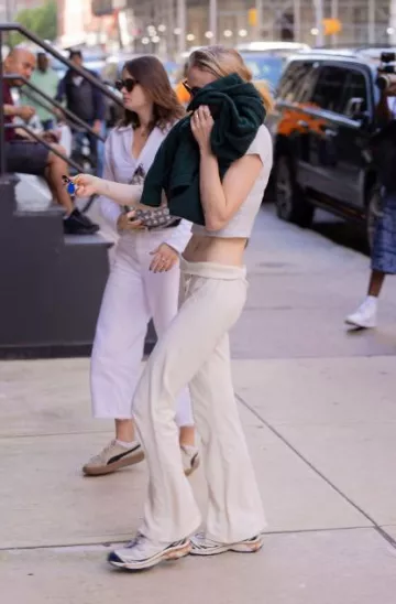 Ray-Ban Classic Wayfarer Sunglasses worn by Sophie Turner in New York City on October 2, 2023