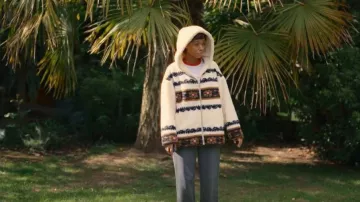 Urban Outfittes Fair Isle Zip Jack­et worn by Mia Polanco (Sophie Wilde) as seen in Everything Now (S01E02)