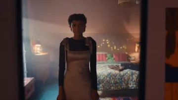 Top de malla de manga larga recortada de Asos Design usado por Mia Polanco (Sophie Wilde) como se ve en Everything Now (S01E02)