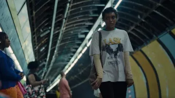 Nastygal Alas­ka Graph­ic Overdyed T-Shirt worn by Mia Polanco (Sophie Wilde) as seen in Everything Now (S01E05)