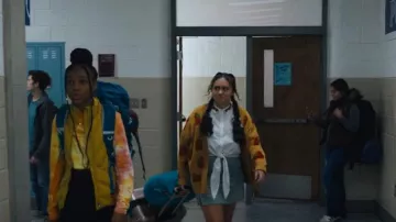Camisa delantera de corbata Native Youth Plus con cuello de fresa Co-Ord usada por Annabelle Peters (Mary-Charles Jones) como se ve en Naomi (S01E05)