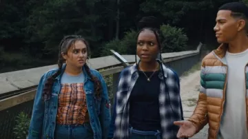 Chaqueta de mezclilla con estrellas bordadas más usada por Annabelle Peters (Mary-Charles Jones) como se ve en Naomi (S01E05)