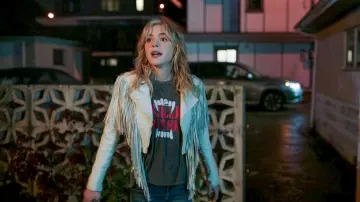 Killer Instinkt t-shirt worn by Jamie Hughes / Collette (Kiernan Shipka) in Totally Killer