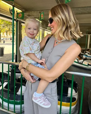 Chiara Ferragni Sky Eye Lunettes de soleil en noir portées par Chiara Ferragni sur sa story Instagram le 8 octobre 2023