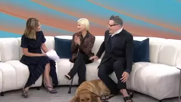 Isaac Mizrahi Live! Chemise en satin à bouton magnétique portée par Selma Blair comme on le voit dans Today on October 5, 2023