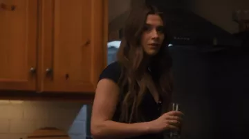 Robin Piccone Amy Raglan One Piece porté par Hayley (Natasha Calis) vu dans SkyMed (S02E02)