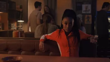 Combinaison Adidas 'ski chic' en rouge portée par Lexi (Mercedes Morris) vue dans SkyMed (S02E02)