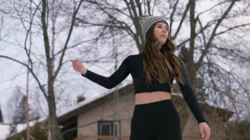 Lululemon Align High Rise porté par Bodie (Aason Nadjiwan) comme on le voit dans SkyMed (S02E02)