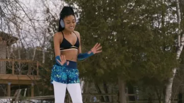 Nike Earth Dye Boardshorts pour femmes portés par Lexi (Mercedes Morris) vus dans SkyMed (S02E02)