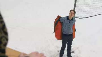 Ted Baker Polo Badden porté par Nowak (Thomas Elms) vu dans SkyMed (S02E02)
