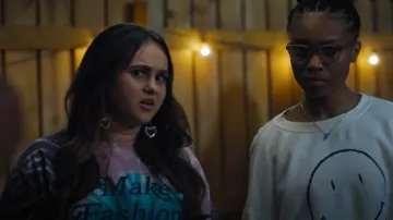 Eleven Paris Tie Dye Make Fashion Graphic Tee porté par Annabelle Peters (Mary-Charles Jones) vu dans Naomi (S01E11)