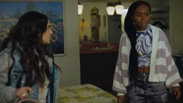 Asos Jdy Cardigan en rayas lilas usado por Naomi McDuffie (Kaci Walfall) como se ve en Naomi (T01E12)