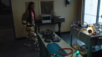 Bdg en Urban Outfitters Cárdigan Kellan a rayas usado por Naomi McDuffie (Kaci Walfall) como se ve en Naomi (T01E12)