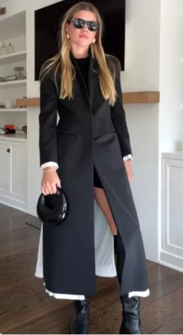 Pantalones cortos de esmoquin Saint Laurent en Grain De Poudre usados por Sofia Richie en su Tiktok el 3 de octubre de 2023