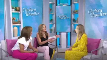 Dorothee Schumacher Robe midi excentrique en mélange de soie florale portée par Chelsea Handler comme on le voit dans Today Today with Hoda & Jenna le 6 octobre 2023