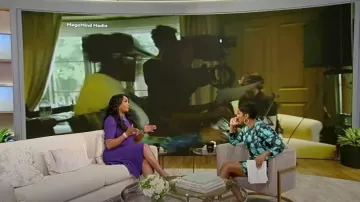 Minirobe Versace Floral Double Duchesse Satin Bubble-Back portée par Tamron Hall telle que vue au Tamron Hall Show le 4 octobre 2023