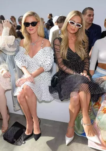 Zimmermann Plissé Mini porté par Nicky Hilton Rothschild au Zimmermann Show le 2 octobre 2023