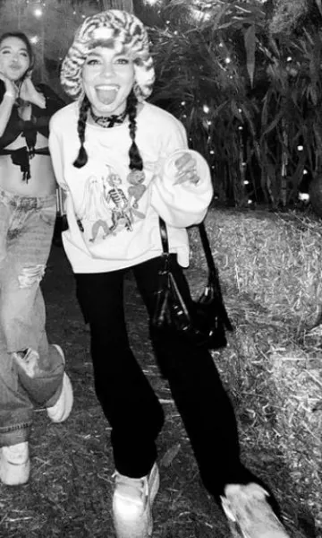 Zapatillas deportivas de cuero blanco Wolfe desnudas usadas por Vanessa Hudgens en su Instagram el 1 de octubre de 2023