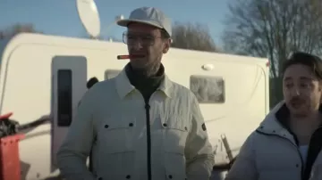 Barbour In­ter­na­tion­al Me­chan­i­cal A7 Jack­et Chalk worn by Vinnie O'Neil (Joseph Gilgun) as seen in Brassic (S05E06)