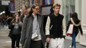 Mini sac à bandoulière Prada Mini logo Triangle orné de cristaux porté par Jenna Lyons vu dans The Real Housewives of New York City (S14E13)