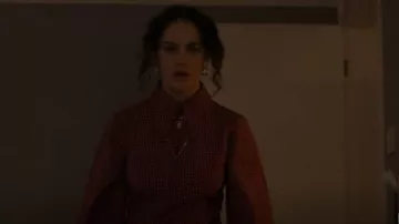 Robe vichy à col exagéré Ganni portée par Tiffany (Jessica Brown Findlay) vue dans The Flatshare (S01E01)