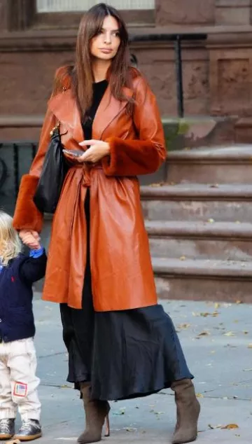 Loewe Medium Squeeze Bag porté par Emily Ratajkowski à New York le 9 octobre 2023