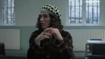 Chapeau au crochet en laine d’agneau Ganni porté par Tiffany (Jessica Brown Findlay) vu dans The Flatshare (S01E02)