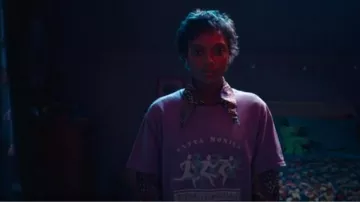 Nasty Gal Graph­ic San­ta Mon­i­ca Run­ning T-Shirt worn by Mia Polanco (Sophie Wilde) as seen in Everything Now (S01E03)