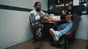 Bape Green 1st Camo Lower Side Shark Pants usado por Dave East en Steph & Klay Feat. Cruch Calhoun (Video Musical)