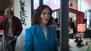 Blazer de dos botones de Massimo Dutti usado por Tiffany (Jessica Brown Findlay) como se ve en The Flatshare (T01E04)