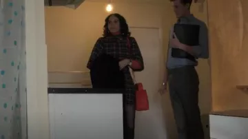 Minirobe en coton à carreaux Ganni portée par Tiffany (Jessica Brown Findlay) vue dans The Flatshare (S01E04)