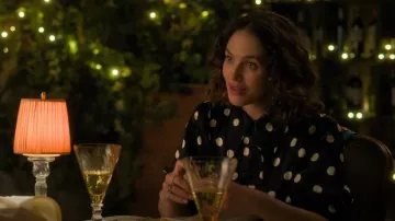 Robe à manches bouffantes imprimée en satin imprimée Ganni portée par Tiffany (Jessica Brown Findlay) comme on le voit dans The Flatshare (S01E04)