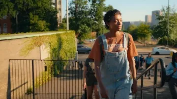 Nasty Gal Westside Graphic Tee worn by Mia Polanco (Sophie Wilde) as seen in Everything Now (S01E06)