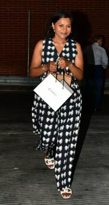 Gilet en coton à imprimé papillon Batsheva Shields porté par Mindy Kaling à Beverly Hills le 20 juillet 2023