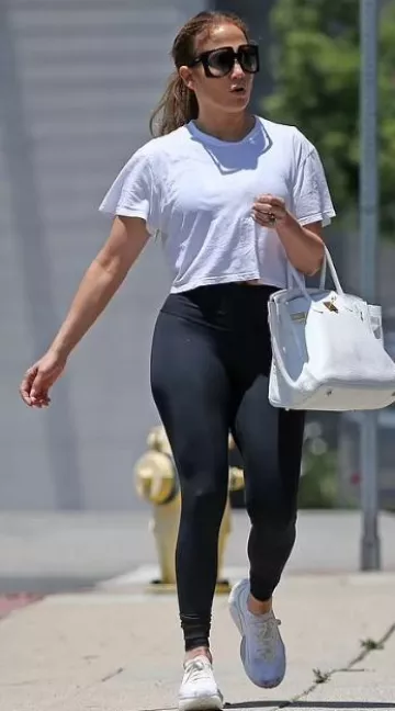 Zapatillas blancas Wolfe Sprint desnudas usadas por Jennifer Lopez en Los Ángeles el 17 de julio de 2023