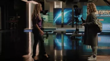 Khaite Sierra Sweater porté par Bradley Jackson (Reese Witherspoon) vu dans The Morning Show (S03E06)