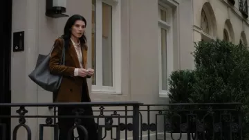 Chaqueta de pana Saint Laurent usada por Laura Peterson (Julianna Margulies) como se ve en The Morning Show (T03E06)