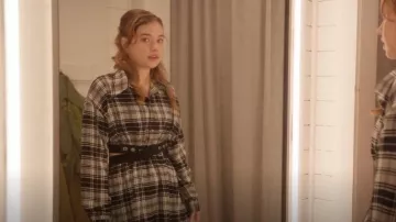 Robe chemise à carreaux Punk Rave portée par Zoe Christensen (Emilija Baranac) vue dans Fakes (S01E01)