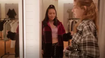 Urban Outfitters Circle Chain Belt in Silver worn by Rebecca Li (Jennifer Tong) as seen in Fakes (S01E01)