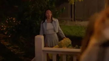 Falda corta plisada de cuero vegano azul sin vestido usada por Rebecca Li (Jennifer Tong) como se ve en Fakes (S01E03)