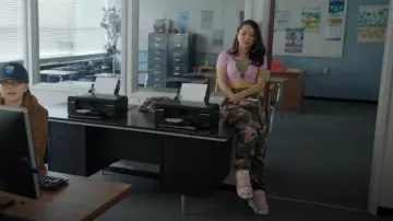 Wolfe Slider Baby Pink desnudo usado por Rebecca Li (Jennifer Tong) como se ve en Fakes (S01E03)