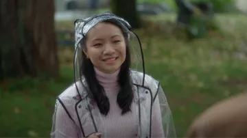 Brave Soul Festival Everley Long Clear Rain Jacket porté par Rebecca Li (Jennifer Tong) comme vu dans Fakes (S01E01)