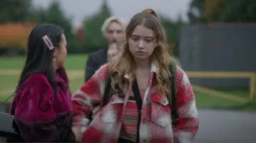 Bp Stripe Crop Cardigan porté par Zoe Christensen (Emilija Baranac) vu dans Fakes (S01E03)